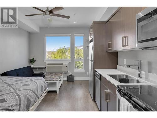 925 Leon Avenue Unit# 441, Kelowna, BC - Indoor Photo Showing Kitchen With Double Sink