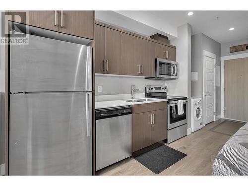 925 Leon Avenue Unit# 441, Kelowna, BC - Indoor Photo Showing Kitchen