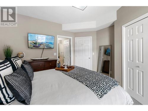 1088 Sunset Drive Unit# 409, Kelowna, BC - Indoor Photo Showing Bedroom