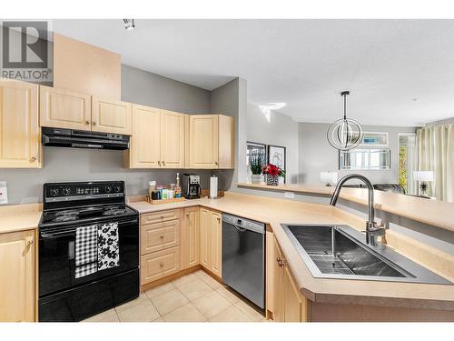 1088 Sunset Drive Unit# 409, Kelowna, BC - Indoor Photo Showing Kitchen