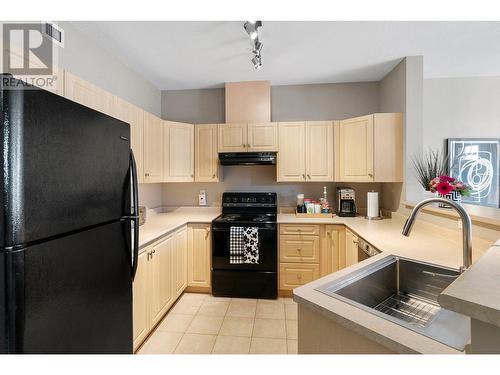 1088 Sunset Drive Unit# 409, Kelowna, BC - Indoor Photo Showing Kitchen