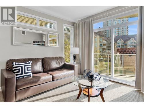 1088 Sunset Drive Unit# 409, Kelowna, BC - Indoor Photo Showing Living Room