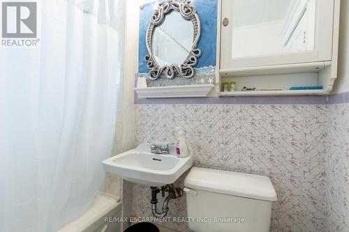 354 Cumberland Avenue, Hamilton, ON - Indoor Photo Showing Bathroom