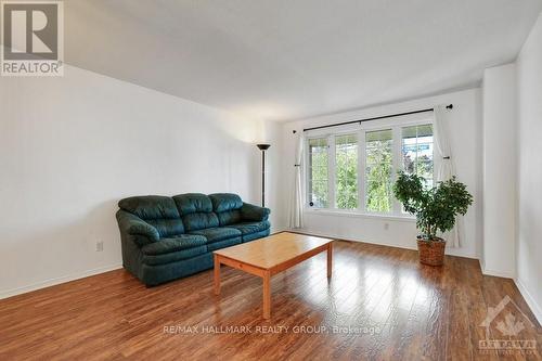 3364 Mccarthy Road, Ottawa, ON - Indoor Photo Showing Living Room