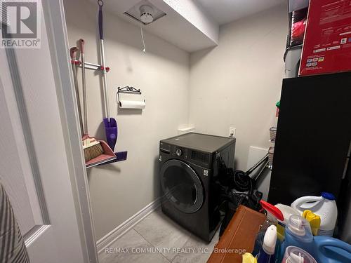 1209 - 100 Wingarden Court, Toronto, ON - Indoor Photo Showing Laundry Room