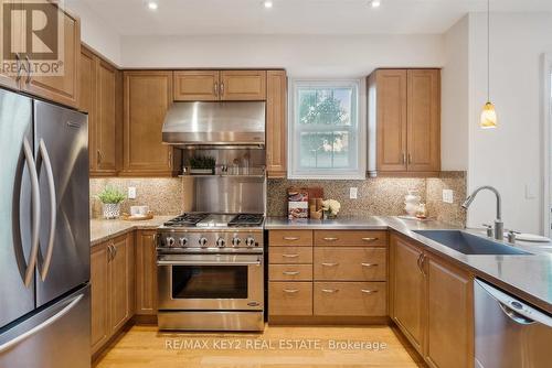 54 Betty Roman Boulevard, Markham, ON - Indoor Photo Showing Kitchen With Upgraded Kitchen