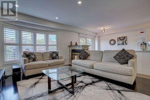 47 Rush Road, Aurora, ON - Indoor Photo Showing Living Room