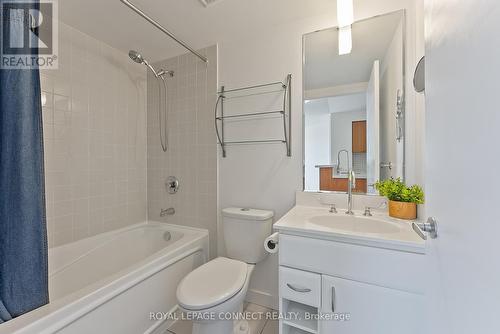 1712 - 36 Lee Centre Drive, Toronto, ON - Indoor Photo Showing Bathroom