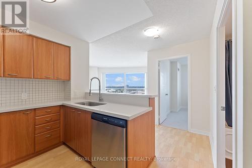 1712 - 36 Lee Centre Drive, Toronto, ON - Indoor Photo Showing Kitchen