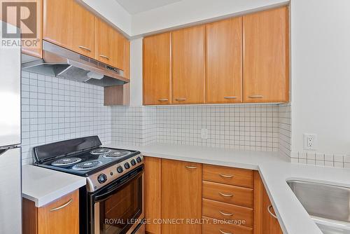 1712 - 36 Lee Centre Drive, Toronto, ON - Indoor Photo Showing Kitchen