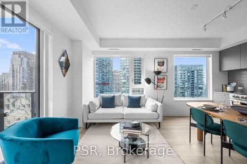 3509 - 101 Roehampton Avenue, Toronto, ON - Indoor Photo Showing Living Room