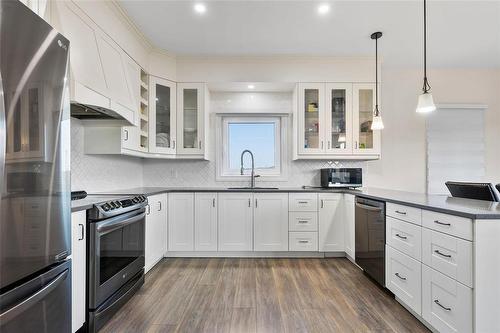 1 Arthur Fiola Place, Ste Anne, MB - Indoor Photo Showing Kitchen With Upgraded Kitchen