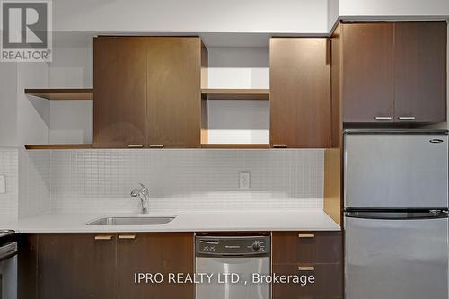 413 - 35 Hayden Street, Toronto, ON - Indoor Photo Showing Kitchen