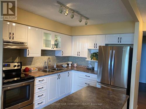 1006 - 40 William Roe Boulevard, Newmarket, ON - Indoor Photo Showing Kitchen With Double Sink