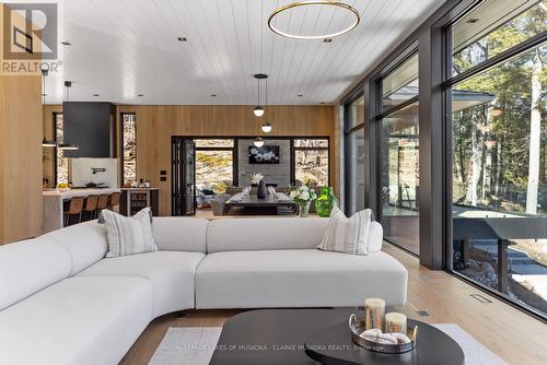 3 - 3864 Highway 118 W, Muskoka Lakes, ON - Indoor Photo Showing Living Room