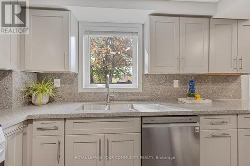 1177 Ewing Crescent, Mississauga, ON - Indoor Photo Showing Kitchen With Double Sink With Upgraded Kitchen