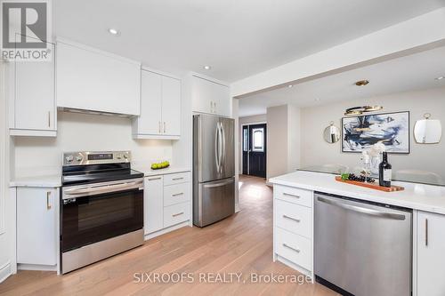 143 Glenway Circle, Newmarket, ON - Indoor Photo Showing Kitchen