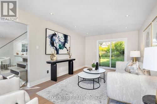 143 Glenway Circle, Newmarket, ON - Indoor Photo Showing Living Room