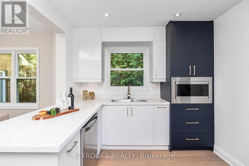 143 Glenway Circle, Newmarket, ON - Indoor Photo Showing Kitchen