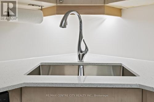 223 Crimson Crescent, London, ON - Indoor Photo Showing Kitchen With Double Sink