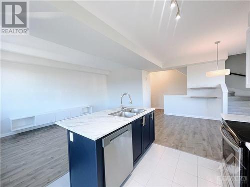 40 Teelin Circle, Ottawa, ON - Indoor Photo Showing Kitchen With Double Sink