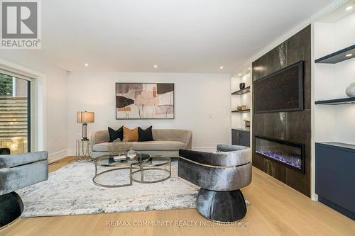 30 Kellythorne Drive, Toronto, ON - Indoor Photo Showing Living Room