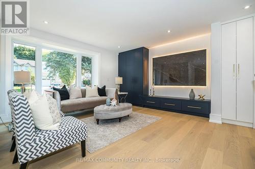 30 Kellythorne Drive, Toronto, ON - Indoor Photo Showing Living Room