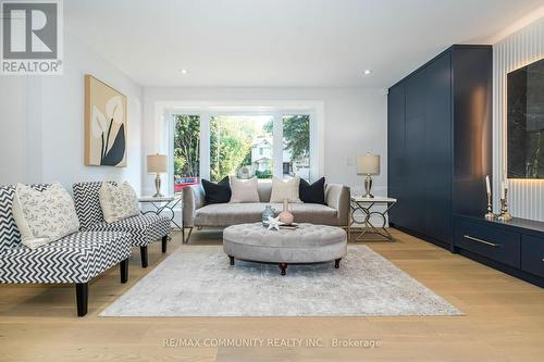 30 Kellythorne Drive, Toronto, ON - Indoor Photo Showing Living Room