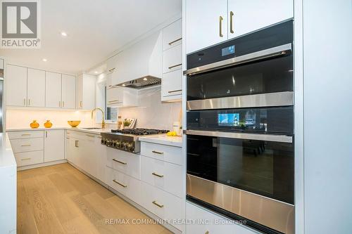 30 Kellythorne Drive, Toronto, ON - Indoor Photo Showing Kitchen With Upgraded Kitchen