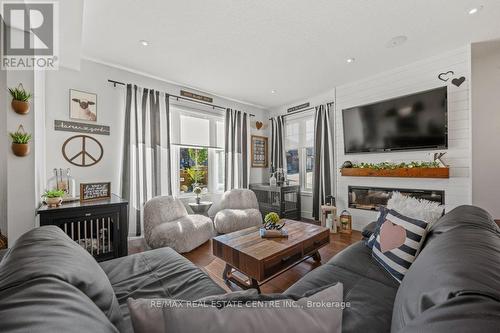 19 - 254 Gosling Gardens, Guelph, ON - Indoor Photo Showing Living Room With Fireplace