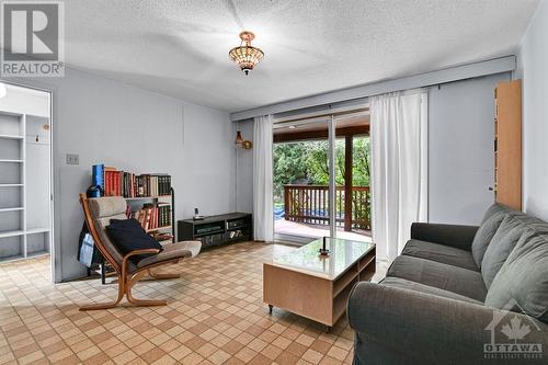 34 Farlane Boulevard, Ottawa, ON - Indoor Photo Showing Living Room