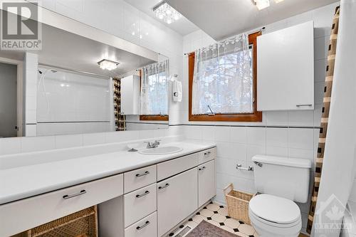 34 Farlane Boulevard, Ottawa, ON - Indoor Photo Showing Bathroom