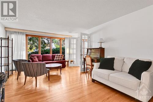 34 Farlane Boulevard, Ottawa, ON - Indoor Photo Showing Living Room