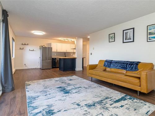 310-755 Hillside Ave, Victoria, BC - Indoor Photo Showing Living Room