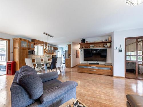 Vue d'ensemble - 235 35E Rue O., Venise-En-Québec, QC - Indoor Photo Showing Living Room