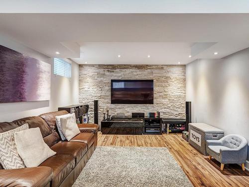 Salle familiale - 819 Rue Pierre-Marc-Masson, Montréal (L'Île-Bizard/Sainte-Geneviève), QC - Indoor Photo Showing Living Room With Fireplace