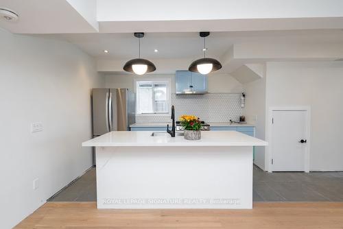 Ground-14 Front St S, Mississauga, ON - Indoor Photo Showing Kitchen With Upgraded Kitchen