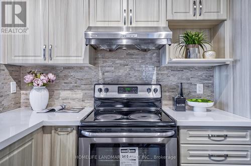 517 - 89 South Town Centre Boulevard, Markham, ON - Indoor Photo Showing Kitchen