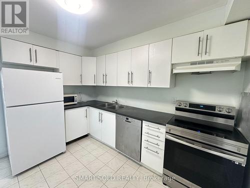 40 Onslow Court, Oakville, ON - Indoor Photo Showing Kitchen With Double Sink