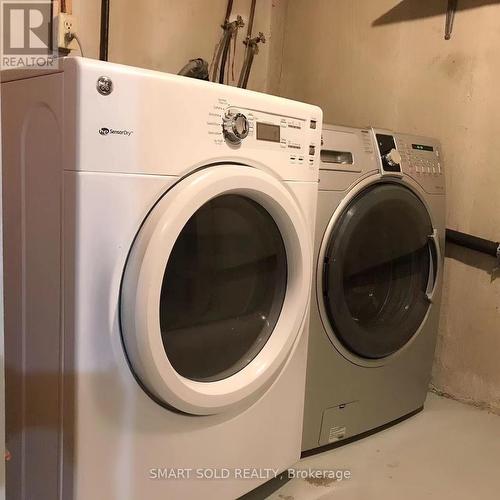 40 Onslow Court, Oakville, ON - Indoor Photo Showing Laundry Room