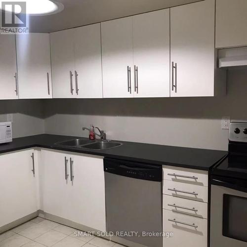 40 Onslow Court, Oakville, ON - Indoor Photo Showing Kitchen With Double Sink