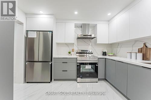 6516 Warbler Lane, Mississauga, ON - Indoor Photo Showing Kitchen