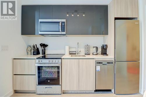 1025 - 3100 Keele Street, Toronto, ON - Indoor Photo Showing Kitchen