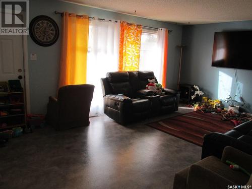 322 6Th Avenue W, Nipawin, SK - Indoor Photo Showing Living Room