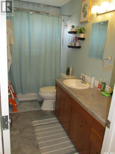 322 6Th Avenue W, Nipawin, SK - Indoor Photo Showing Bathroom