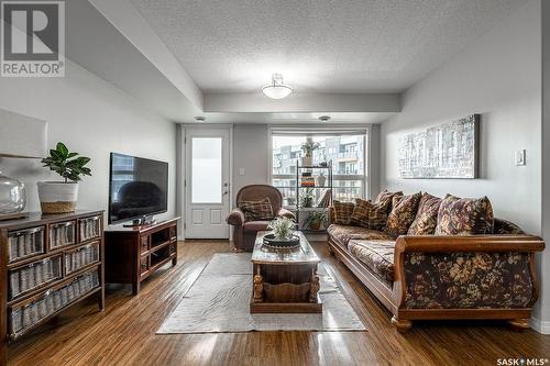 323 125 Willis Crescent, Saskatoon, SK - Indoor Photo Showing Living Room