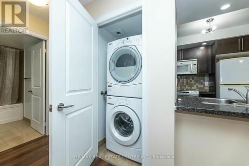 1424 - 500 Doris Avenue, Toronto, ON - Indoor Photo Showing Laundry Room