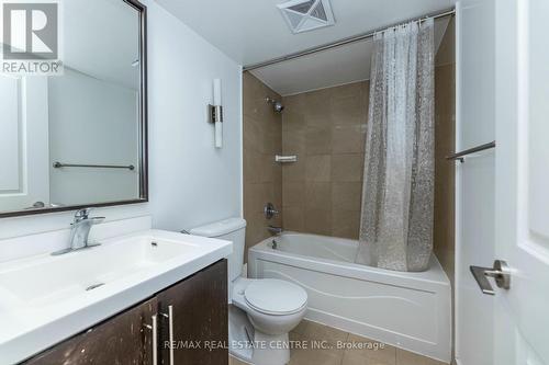 1424 - 500 Doris Avenue, Toronto, ON - Indoor Photo Showing Bathroom