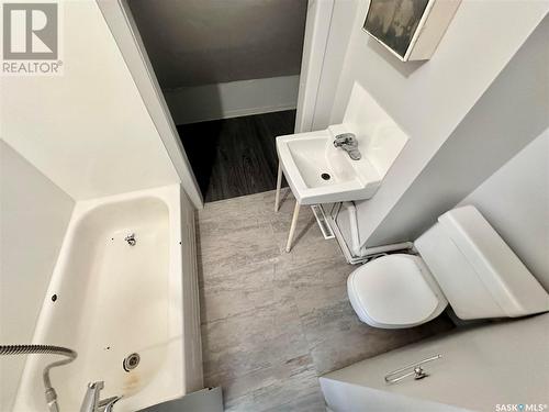 404 Toronto Street, Regina, SK - Indoor Photo Showing Bathroom