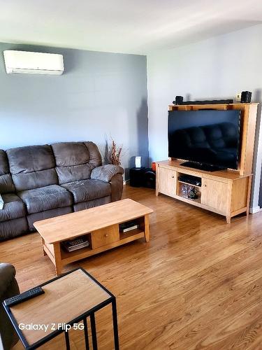 Salon - 539 Rue Marguerite, Saint-Lin/Laurentides, QC - Indoor Photo Showing Living Room